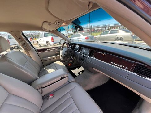 Used 2006 Lincoln Town Car Signature RWD image 33