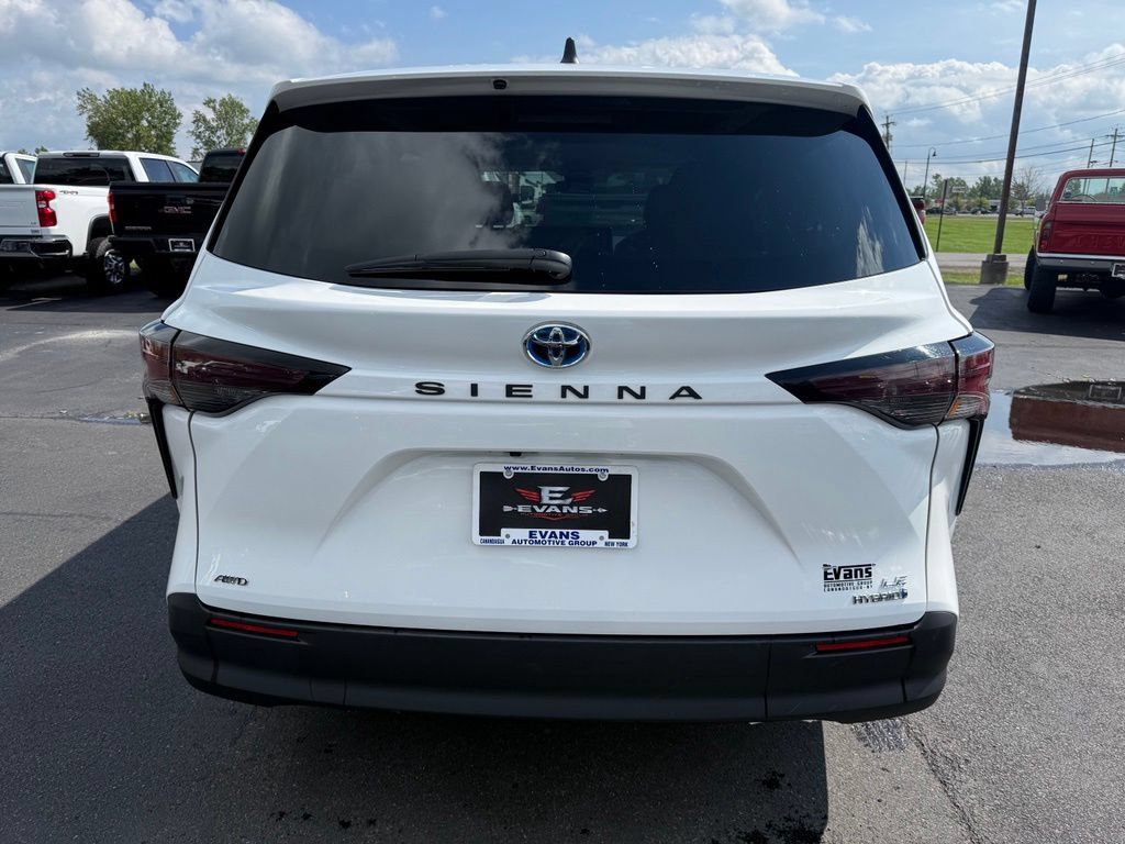 Used 2024 Toyota Sienna LE AWD/4WD image 6