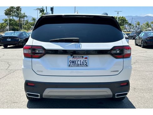 Used 2025 Honda Pilot Touring image 4