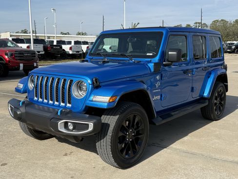 Used 2023 Jeep Wrangler Sahara w/ Cold Weather Group image 9