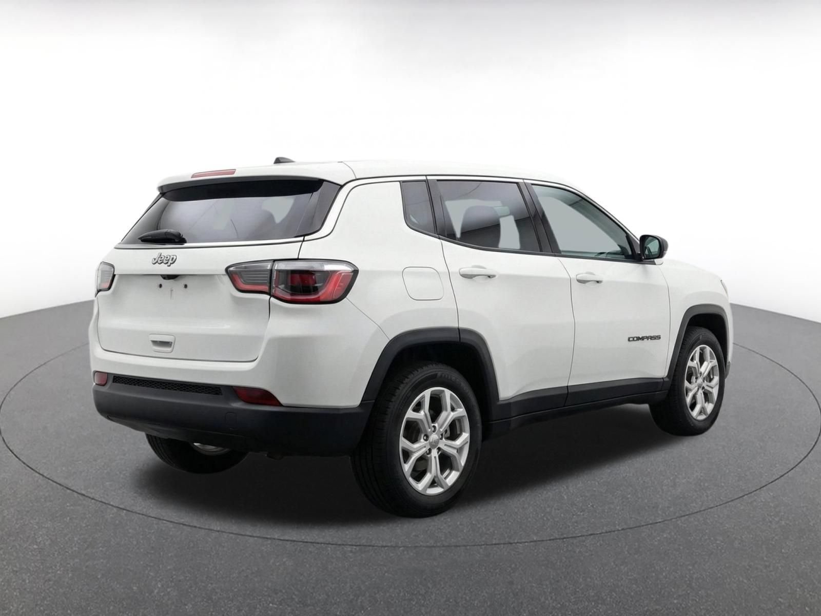 Used 2025 Jeep Compass Latitude AWD/4WD image 8