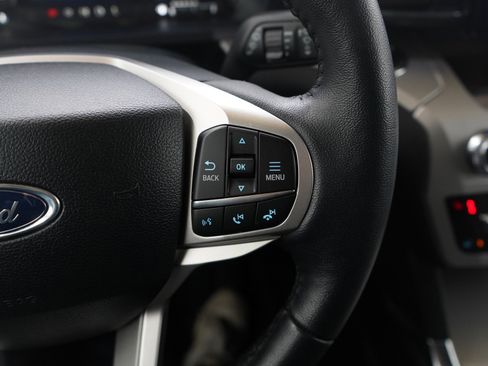 Used 2024 Ford Explorer XLT image 27