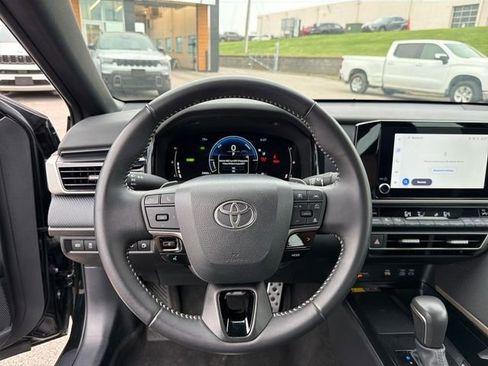 Used 2025 Toyota Camry SE FWD image 38