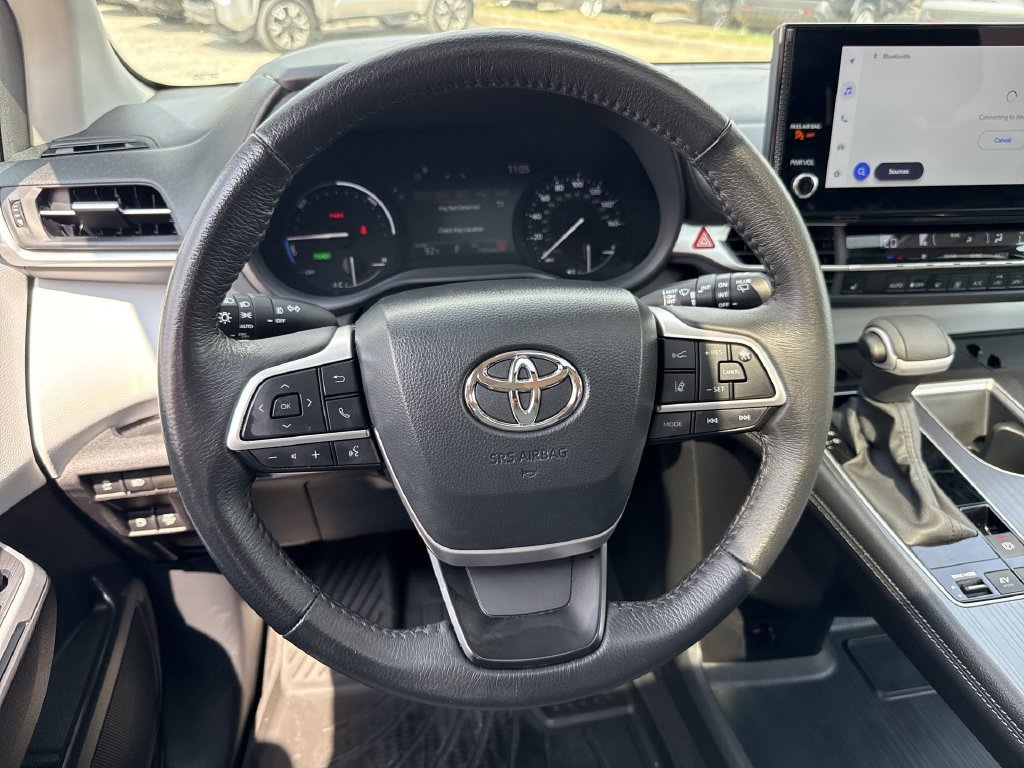 Certified 2025 Toyota Sienna XLE FWD image 11