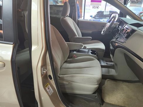 Used 2014 Toyota Sienna LE image 15