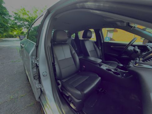 Used 2019 Chevrolet Impala LT FWD image 13