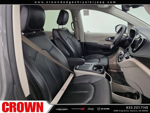 Used 2023 Chrysler Pacifica Touring-L FWD image 14