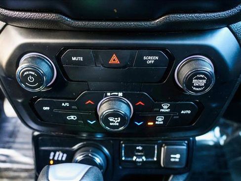 Used 2018 Jeep Renegade Latitude image 18