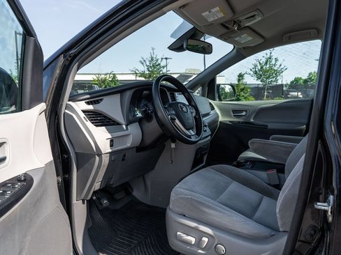 Used 2019 Toyota Sienna LE FWD image 18