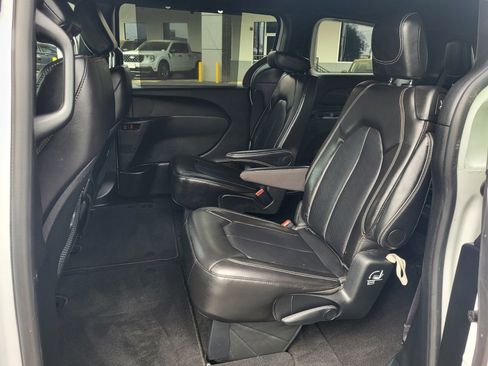 Used 2025 Chrysler Pacifica Select FWD image 16