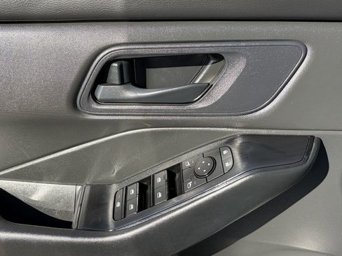 Used 2024 Nissan Rogue S image 23