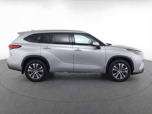 Used 2023 Toyota Highlander XLE image 8