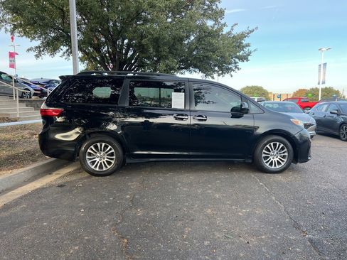 Used 2018 Toyota Sienna XLE image 8