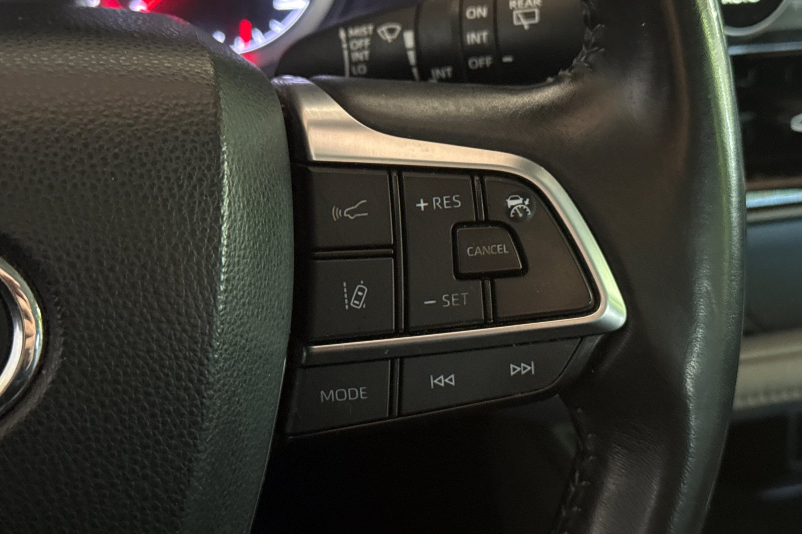 Used 2021 Toyota Highlander LE AWD/4WD image 34