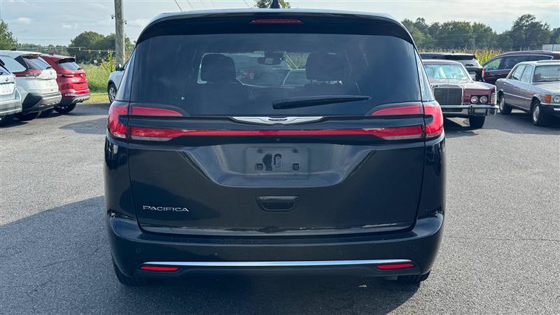 Used 2024 Chrysler Pacifica Touring FWD image 6