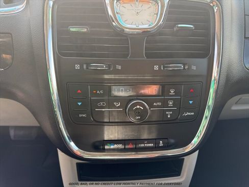 Used 2014 Chrysler Town & Country Touring FWD image 29