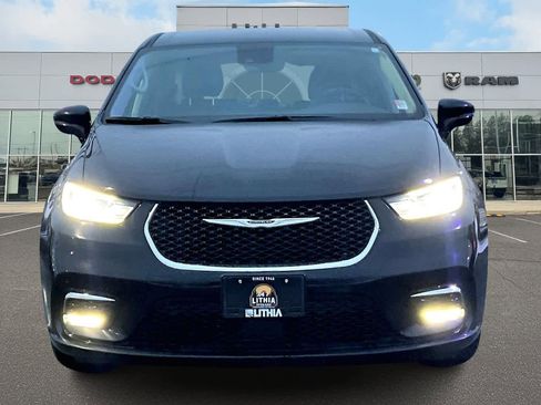 Used 2024 Chrysler Pacifica Select image 6