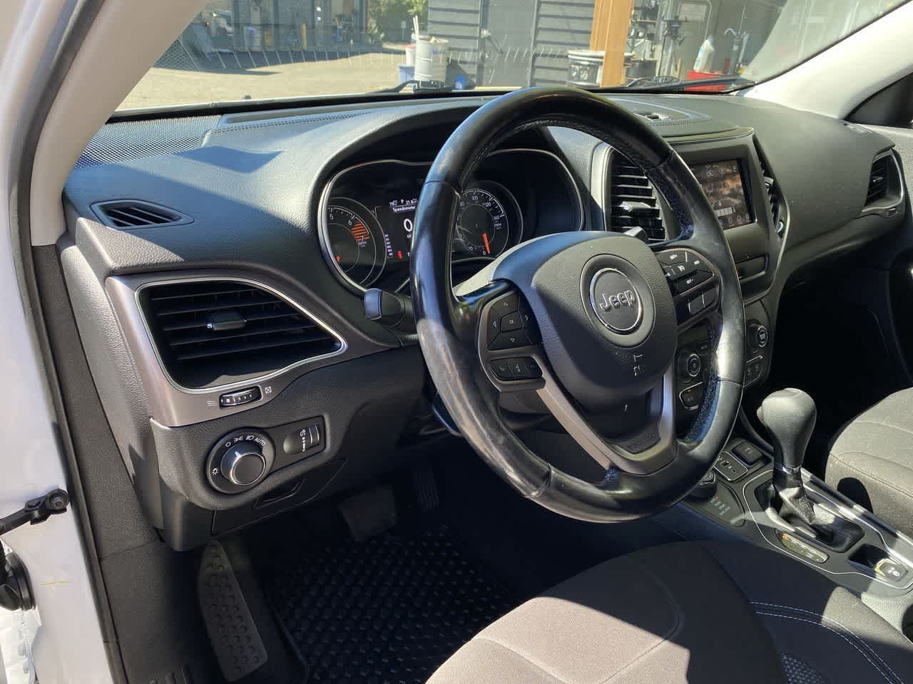 Used 2020 Jeep Cherokee Latitude w/ Cold Weather Group AWD/4WD image 2