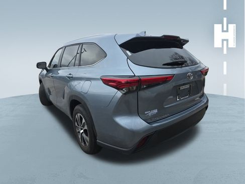 Used 2023 Toyota Highlander XLE image 3