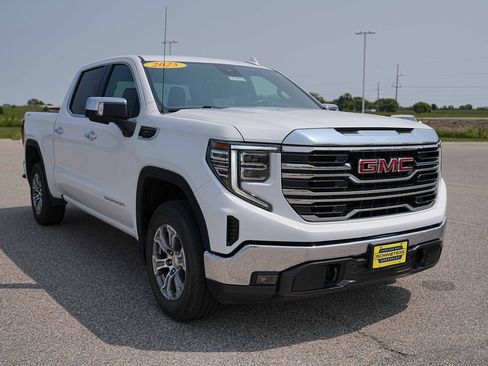 Used 2025 GMC Sierra 1500 SLT AWD/4WD image 4
