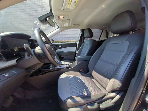 Used 2025 Chevrolet Trax LT w/ LT Convenience Package FWD image 24