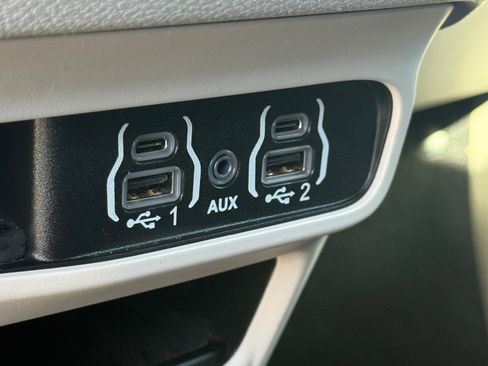 Used 2022 Chrysler Voyager LX FWD image 23