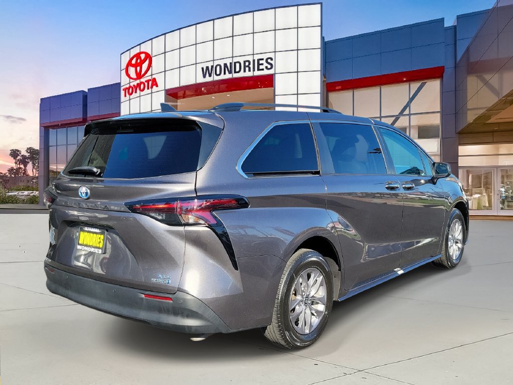 Used 2024 Toyota Sienna XLE FWD image 7