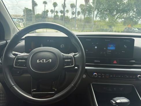 Used 2025 Kia Carnival FWD image 7