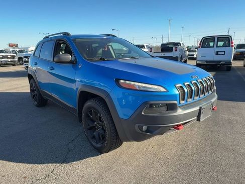 Used 2017 Jeep Cherokee Trailhawk image 2