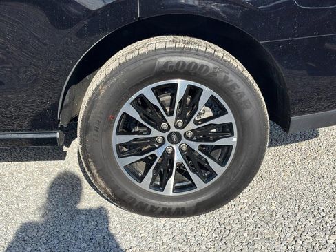 Used 2025 Ford Expedition Platinum image 11