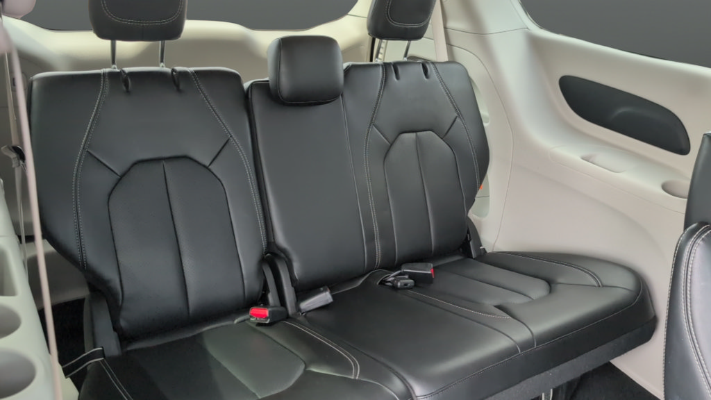 Used 2024 Chrysler Pacifica Touring-L FWD image 27