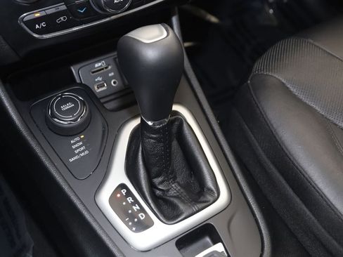 Used 2018 Jeep Cherokee Overland AWD/4WD image 7
