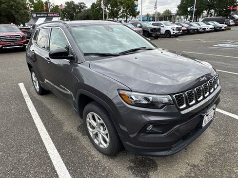 Used 2024 Jeep Compass Latitude AWD/4WD image 2