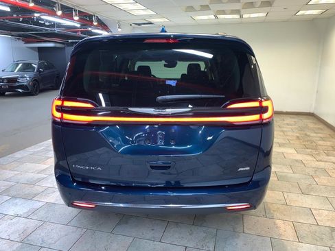 Used 2022 Chrysler Pacifica Touring-L w/ Uconnect Theater Family Group AWD/4WD image 7