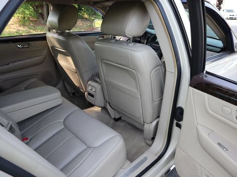 Used 2011 Cadillac DTS Luxury FWD image 18
