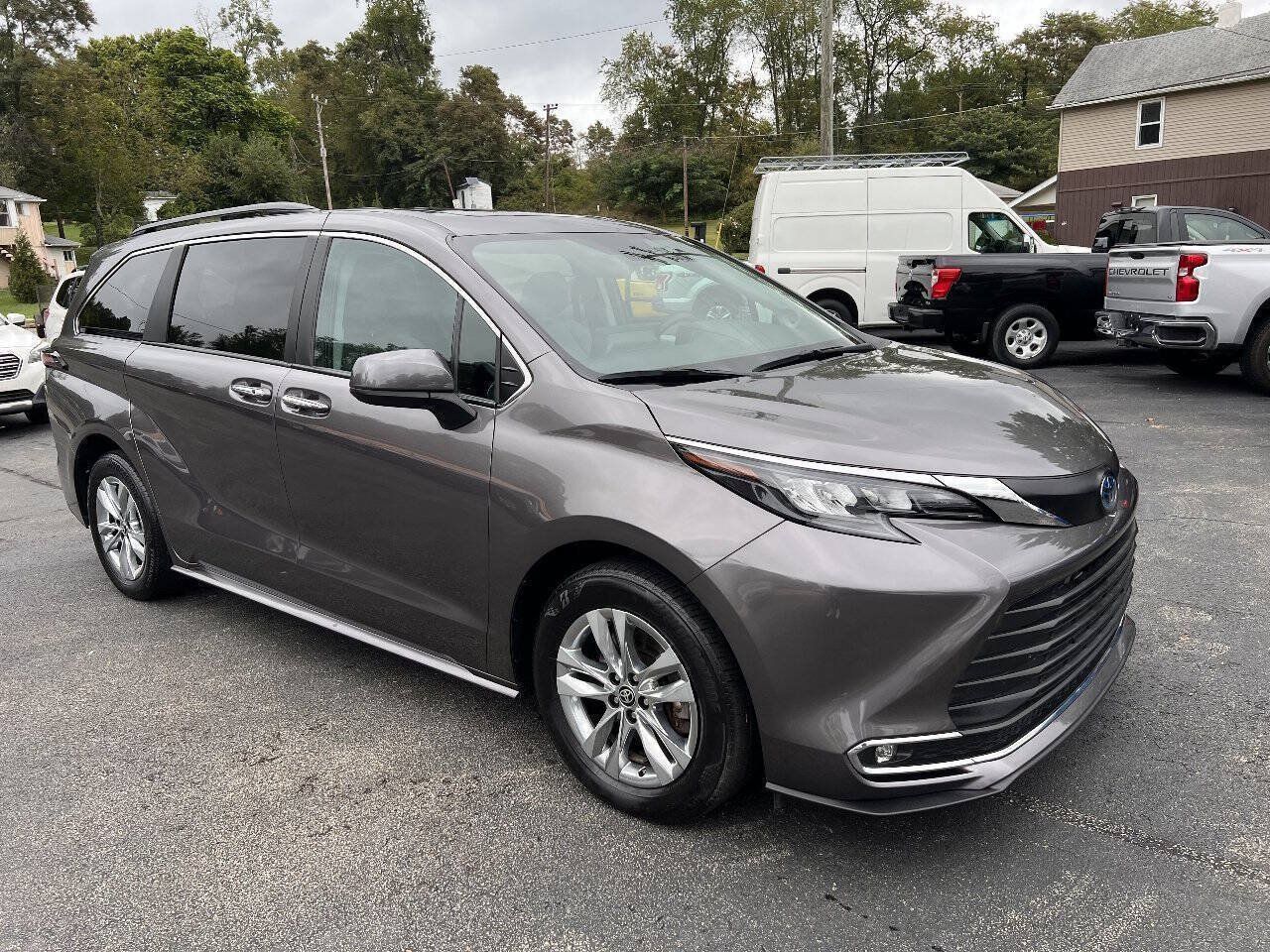 Used 2024 Toyota Sienna XLE w/ XLE Plus Package AWD/4WD image 3