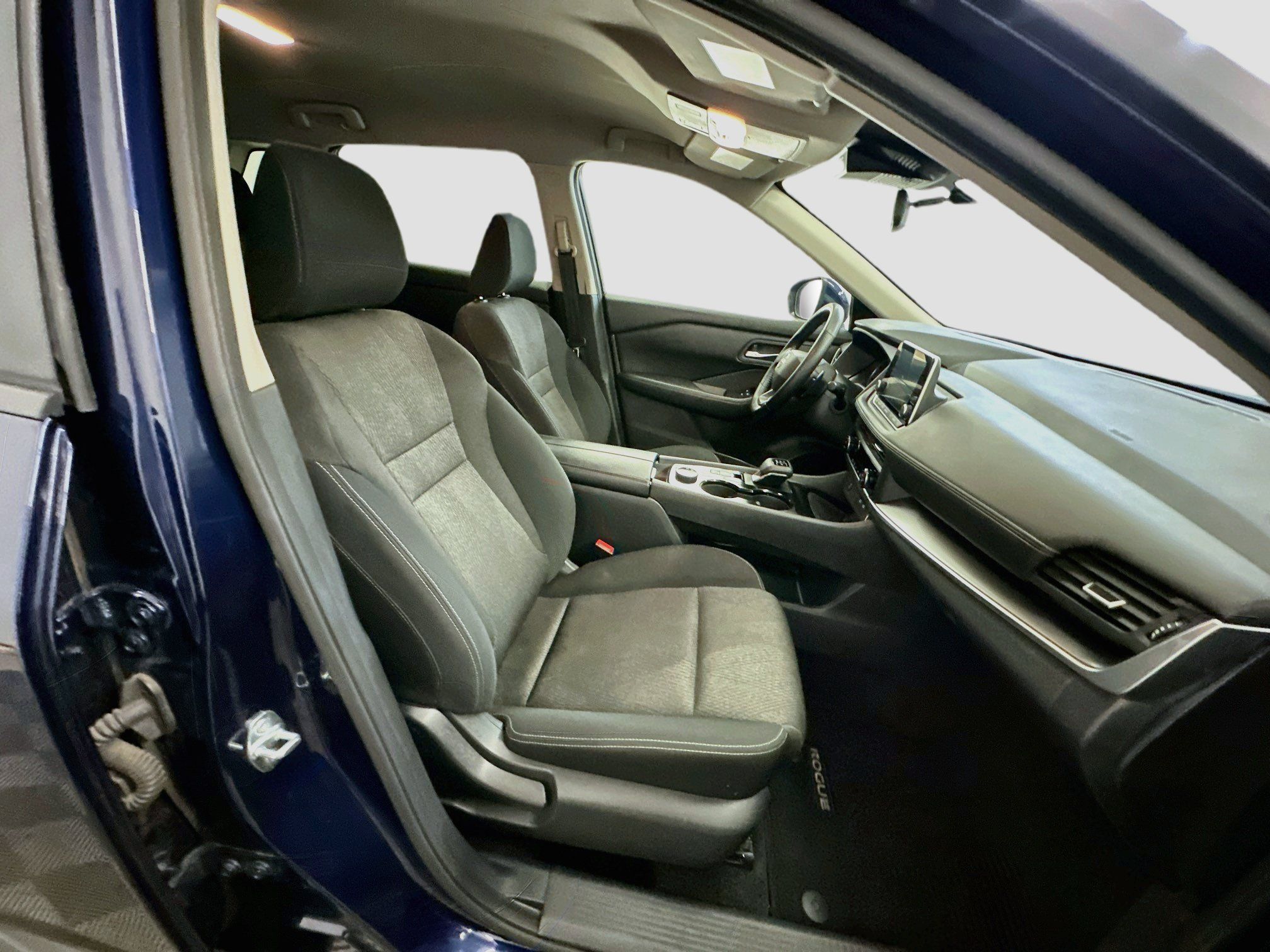 Used 2025 Nissan Rogue SV AWD/4WD image 32