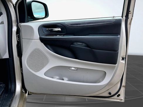 Used 2014 Dodge Grand Caravan SXT w/ Rear Park Assist Package FWD image 27