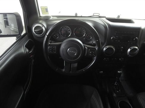 Used 2016 Jeep Wrangler Unlimited Sahara w/ Connectivity Group AWD/4WD image 11