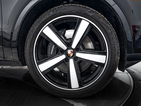 Certified 2025 Porsche Cayenne image 11