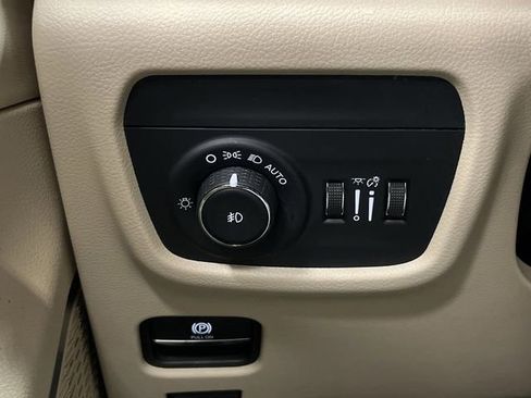 Used 2022 Jeep Grand Cherokee Limited w/ Luxury Tech Group II image 25