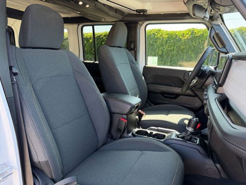 Used 2025 Jeep Wrangler Sahara image 35