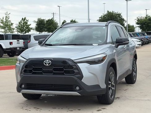 Used 2026 Toyota Corolla Cross XLE image 3