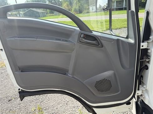 Used 2019 Isuzu NPR RWD image 11