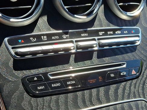 Used 2018 Mercedes-Benz GLC 300 4MATIC image 17