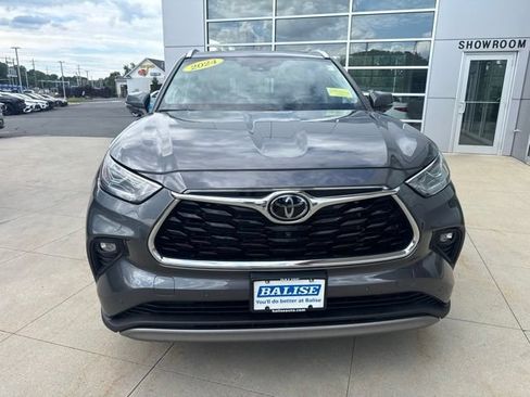 Used 2024 Toyota Highlander Platinum AWD/4WD image 2