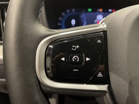 Used 2025 Volvo XC60 B5 Plus image 20