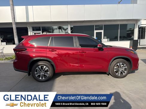 Used 2023 Toyota Highlander XLE image 7