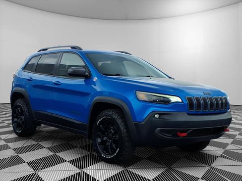 Used 2019 Jeep Cherokee Trailhawk w/ Cold Weather Group AWD/4WD image 1