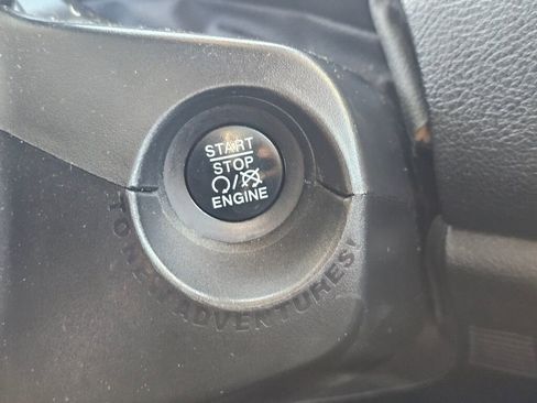 Used 2016 Jeep Renegade Latitude w/ Cold Weather Group image 38